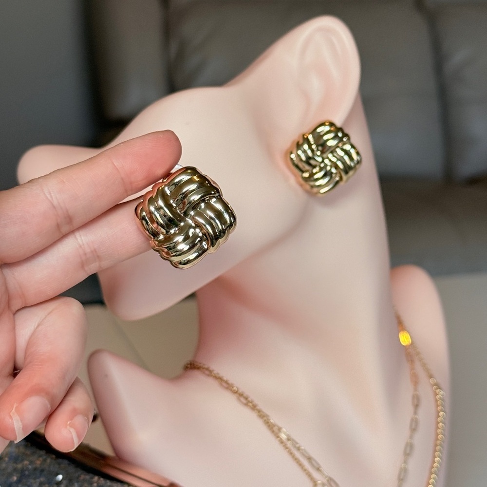 ⚜️ Elegant Gold Knot Earrings - Picture 4 of 9